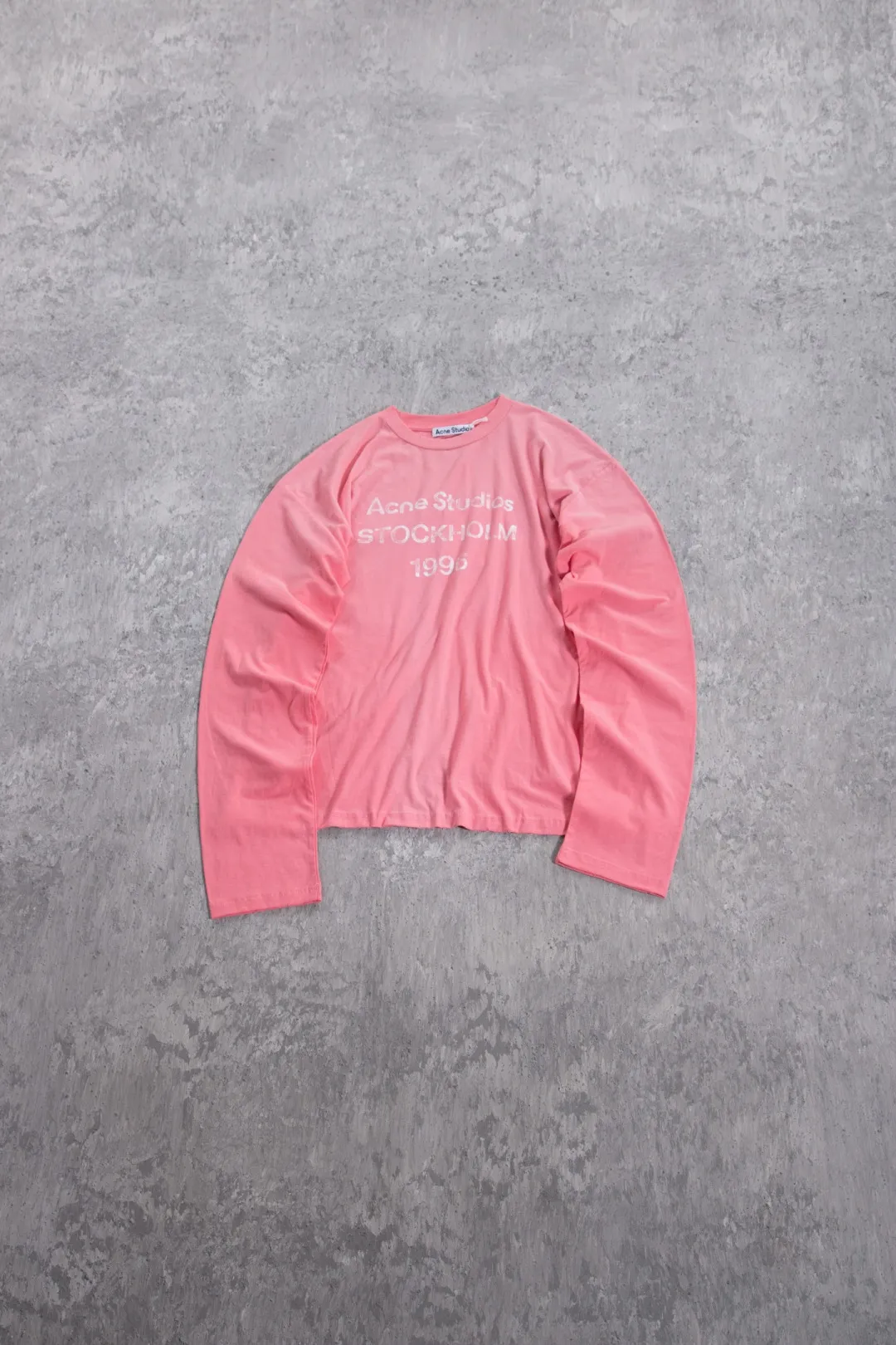 (Newly added, peach pink, white silicone printing) Acne All-Star slub cotton material, Retro washed and distressed version of printed letter long-sleeved T-shirt, made of slub cotton super soft fabric, excellent breathability, after washing process, and then the chest part is made to feel dirty, and the lower part shows a gradient effect. The clothes have a natural and slightly see-through Retro style. The collar, hem and cuffs are slightly frayed to better fit the overall tone. The distressed and cracked printed letters on the chest indicate the location of the brand and headquarters and the year of establishment. It has a very basic but not monotonous design concept. It seems simple and full of trendy and fashionable charm. The overall style continues the neutral atmosphere. The loose-fitting wearing experience for men and women is also very friendly to the figure. It is very nice whether worn alone or as an inner layer. Grams of washed slub cotton Black, White, Pink, Green, Dark Blue, Light Blue, Glacier Blue, Brick Red, Peach Pink, White Silicone Print S M L Sleeve length 69.5, shoulder width 54.5)
